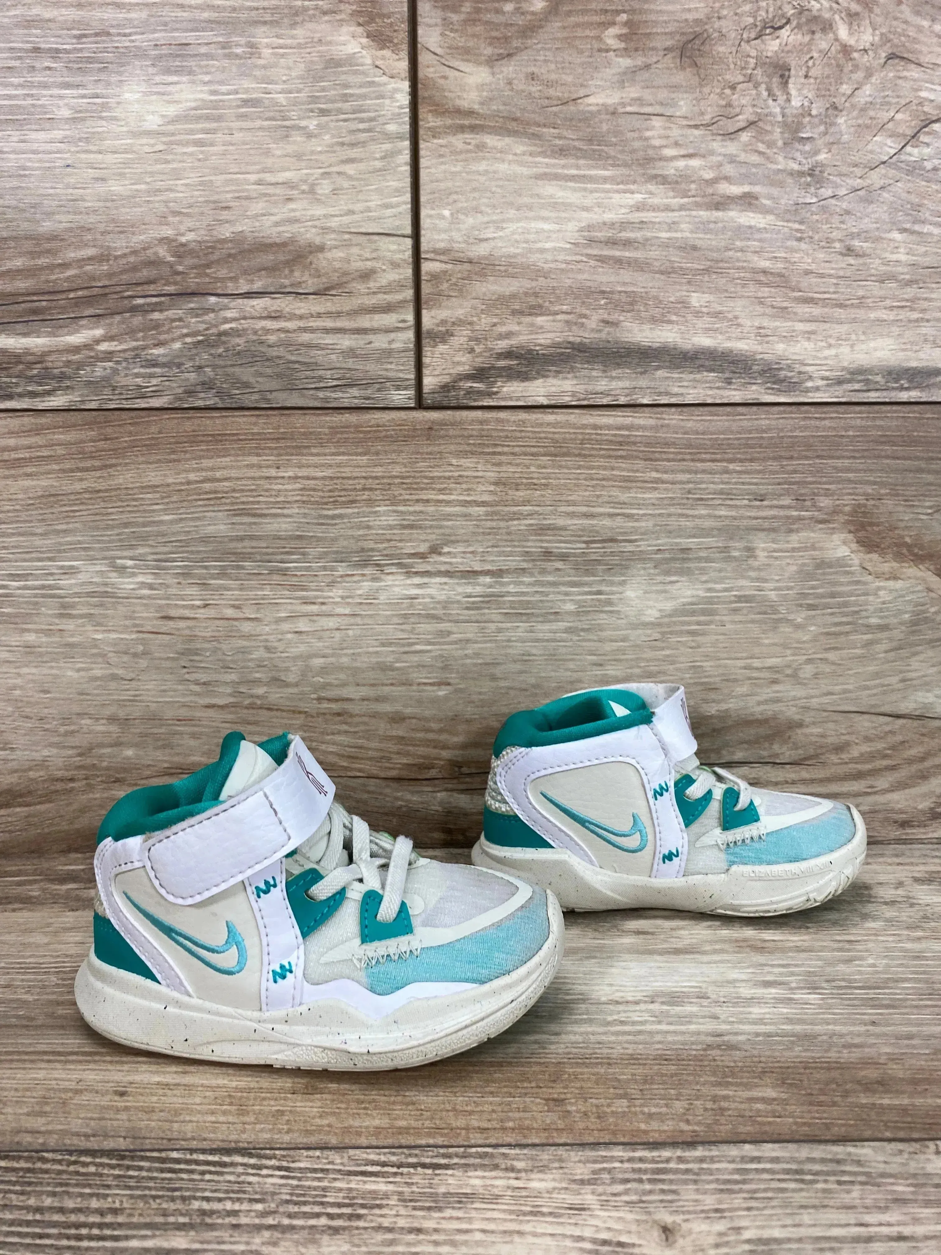 Nike Sue Bird x Kyrie Infinity TD 'Golden Tribute' Cream/Green Size 5c-