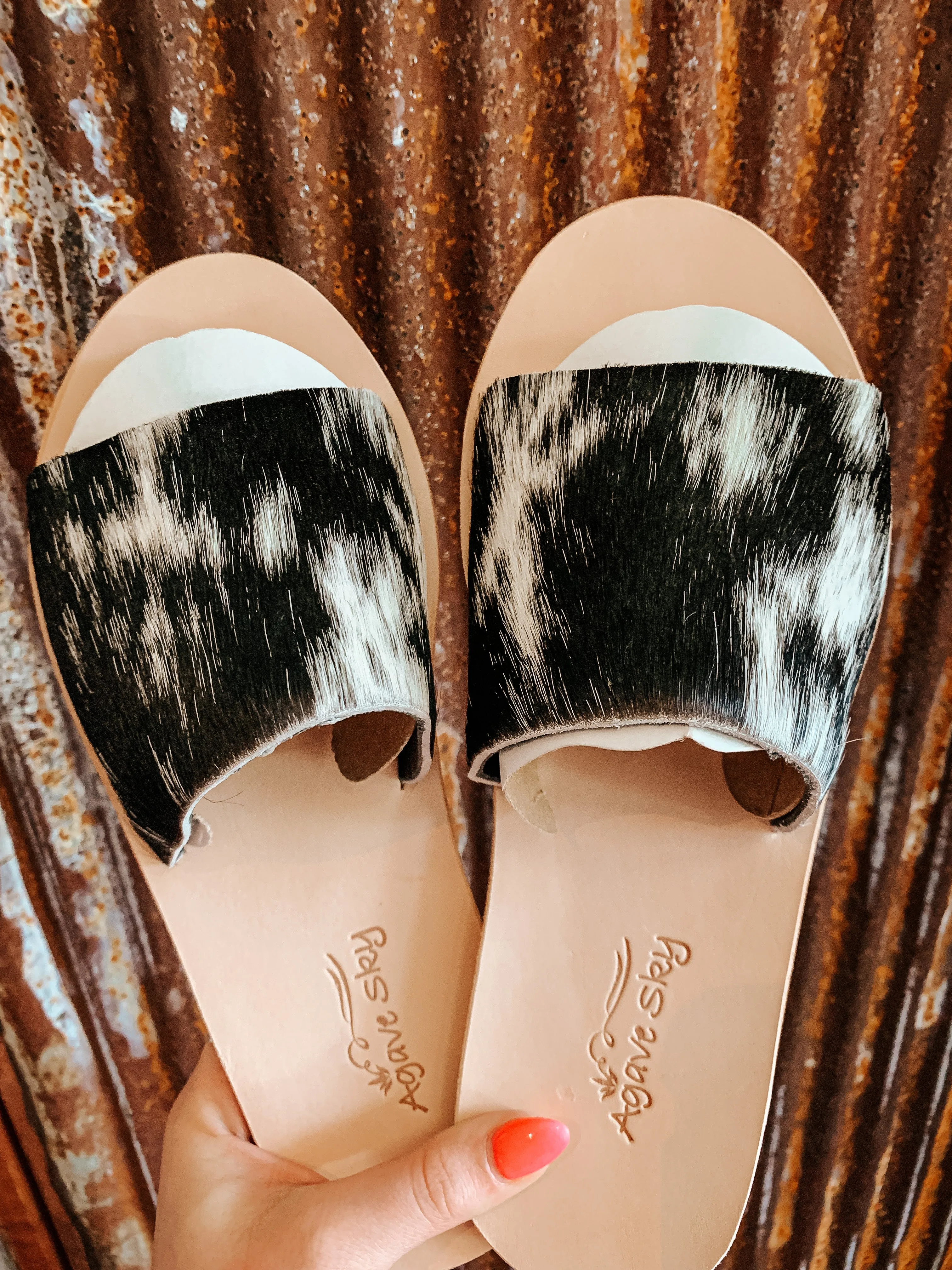 The Yuma Cowhide Sandals in Salt and Pepper