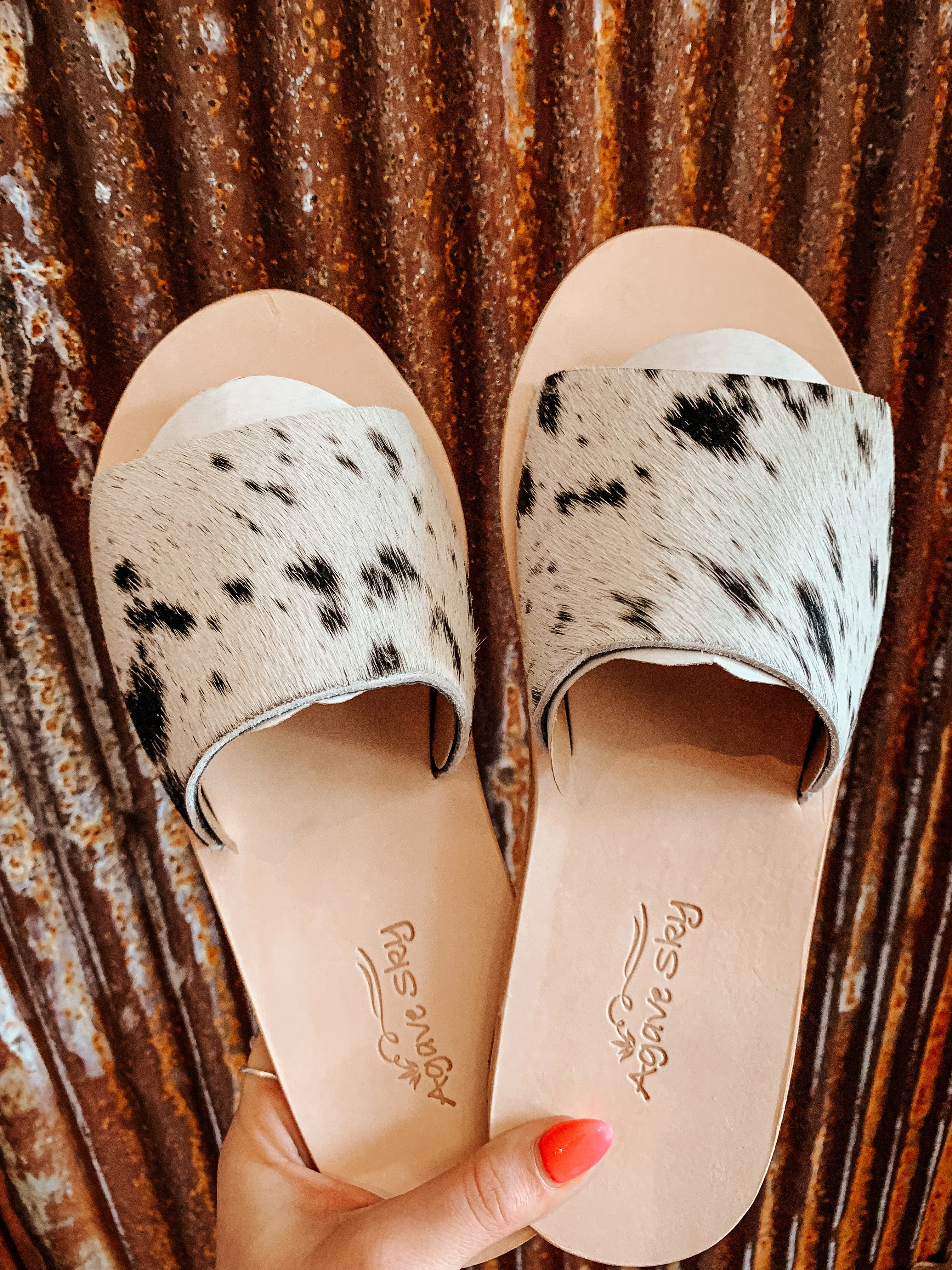 The Yuma Cowhide Sandals in Salt and Pepper