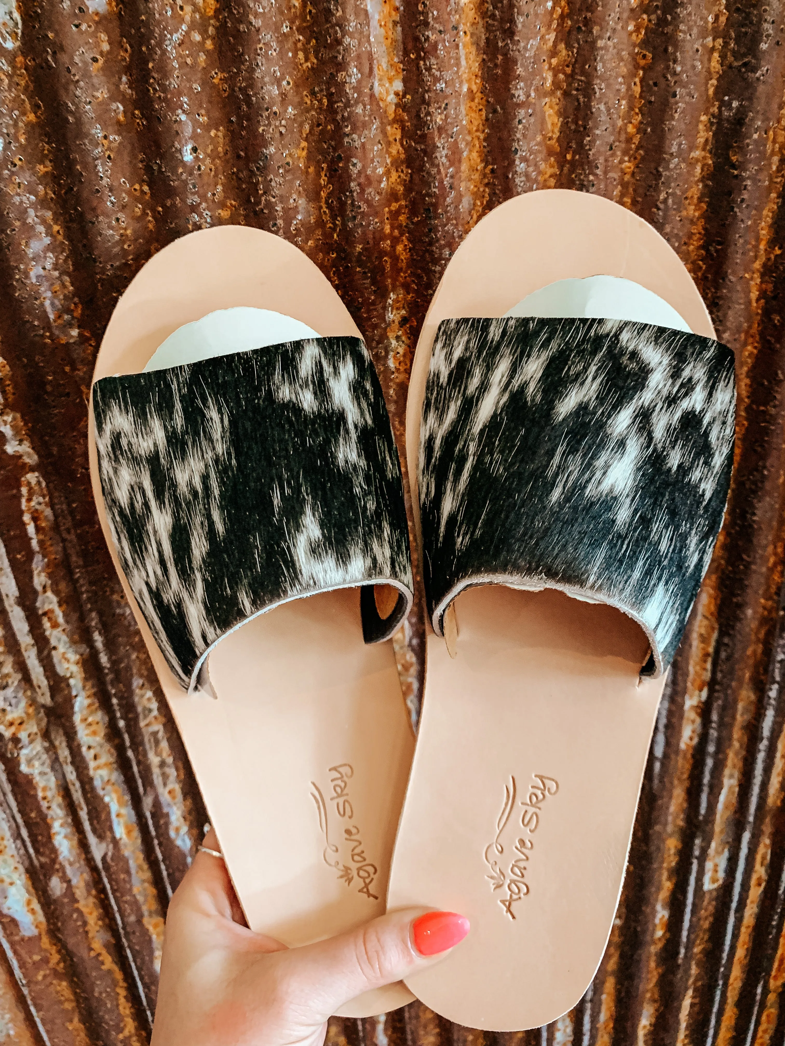 The Yuma Cowhide Sandals in Salt and Pepper