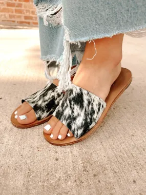 The Yuma Cowhide Sandals in Salt and Pepper