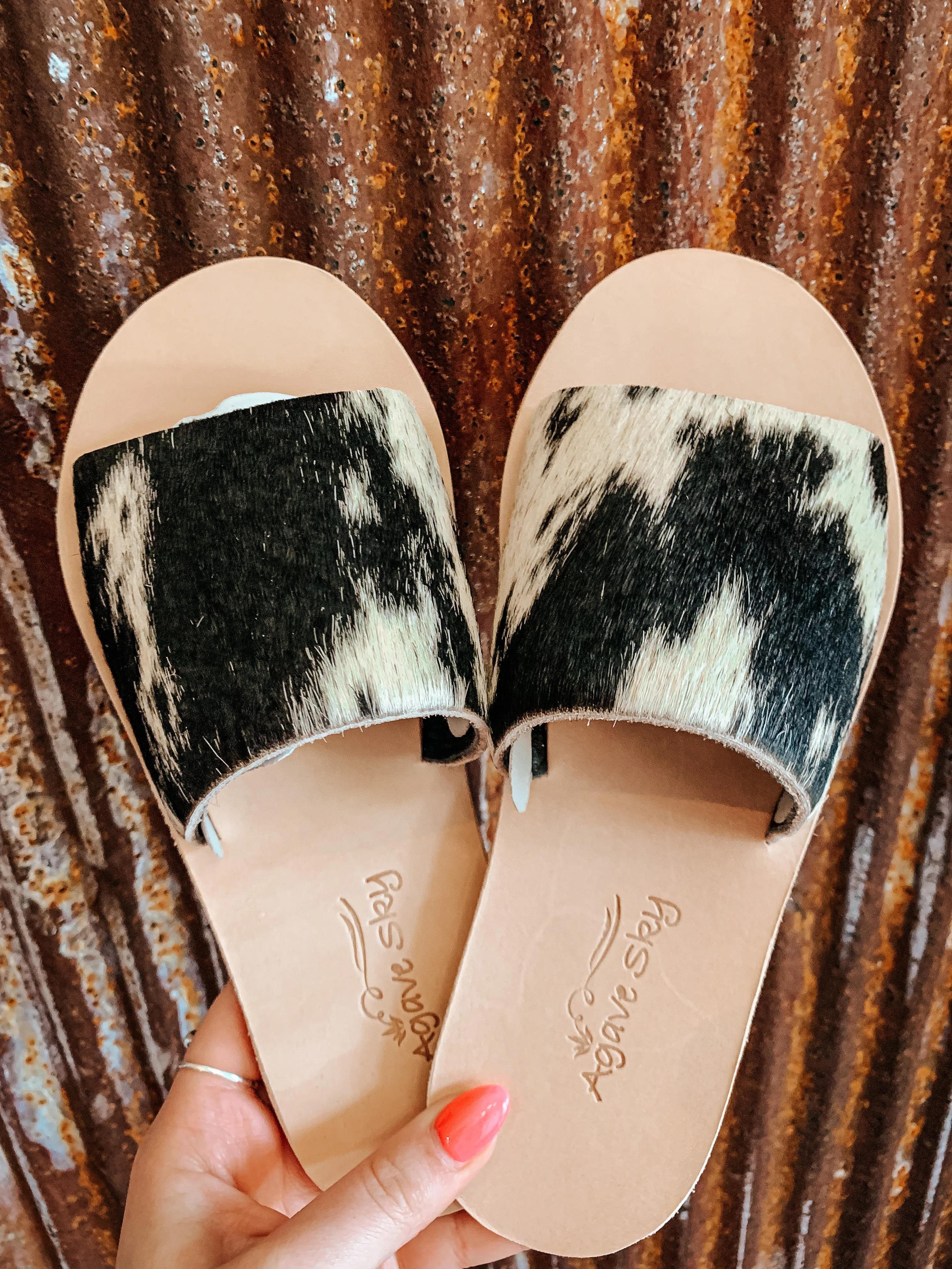 The Yuma Cowhide Sandals in Salt and Pepper