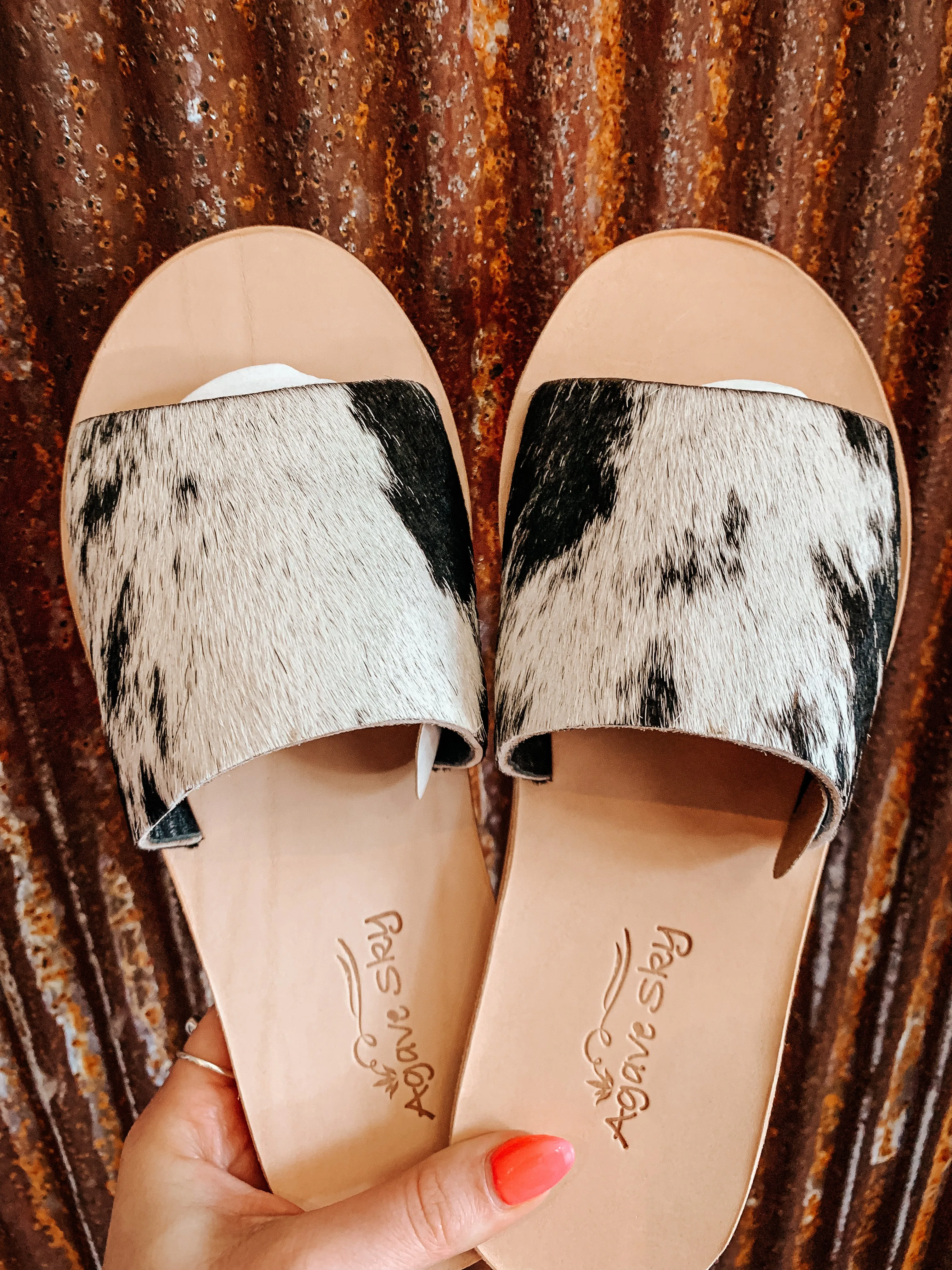 The Yuma Cowhide Sandals in Salt and Pepper