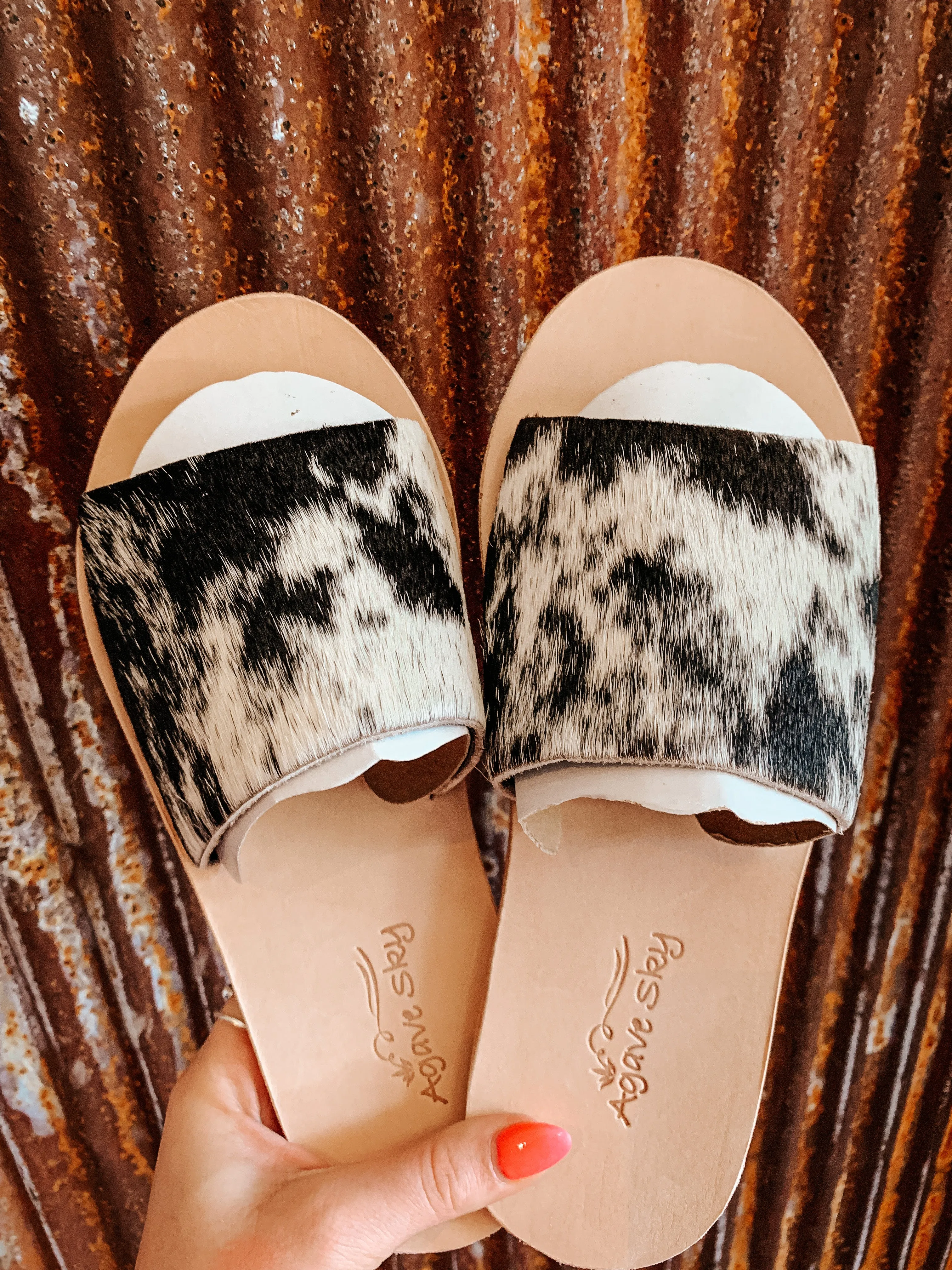 The Yuma Cowhide Sandals in Salt and Pepper